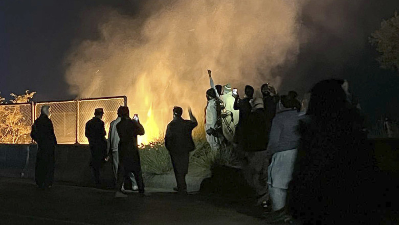 Imran Khan’s supporters march on Pakistani capital